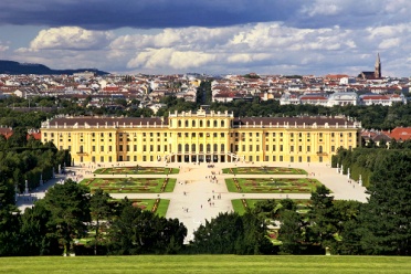 Blick Auf Das Schloss Schoenbrunn Von Der Gloriette