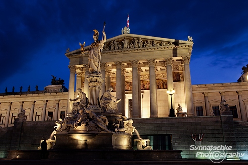 Wiener Parlament Zur Blauen Stunde