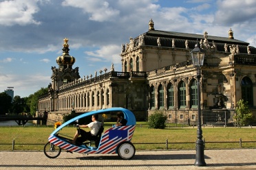 Zwinger With Bike Taxi