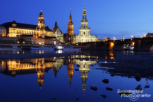 Blue Stunde An Der Elbe Mit Steinen