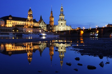 Blue Stunde An Der Elbe Mit Steinen