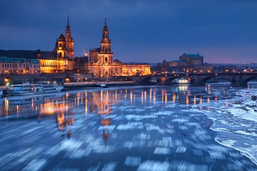 Dresden - Treibende Eisschollen auf der Elbe zur Blauen Stunde