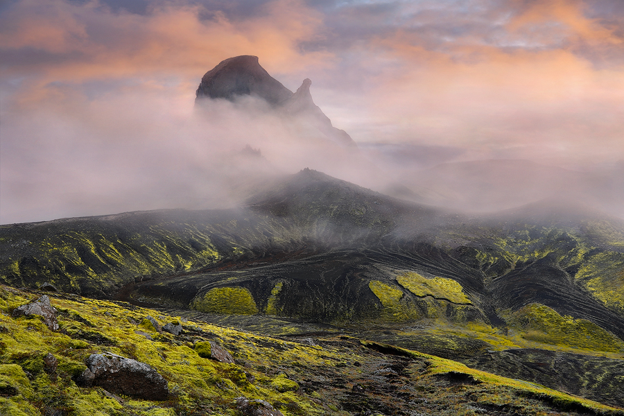 Einhyrningur engulfed by fog