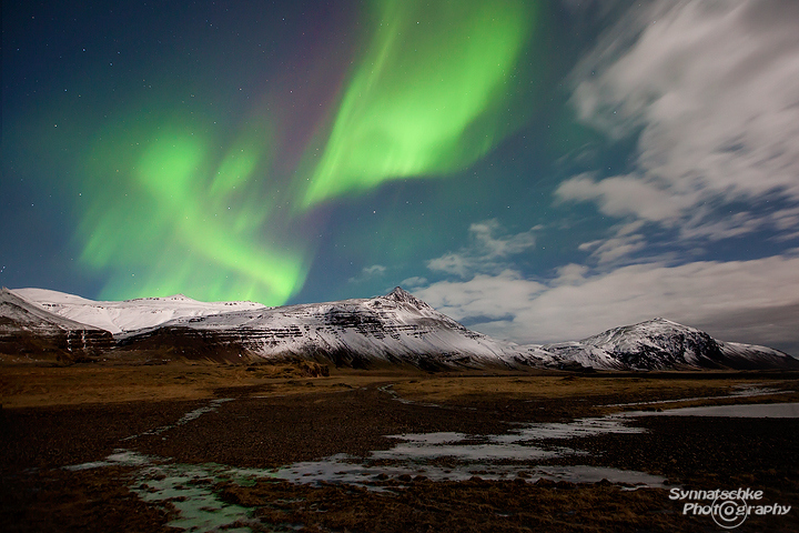 Aurora on top of the mountains