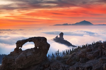 Roque Nublo and arch after sunset